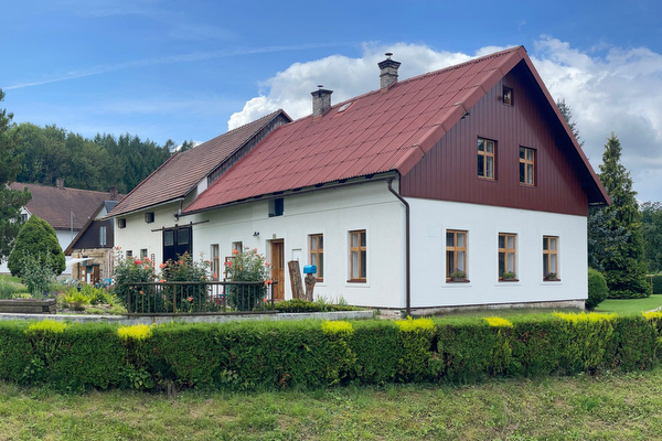 Pohled na chalupu zvenku